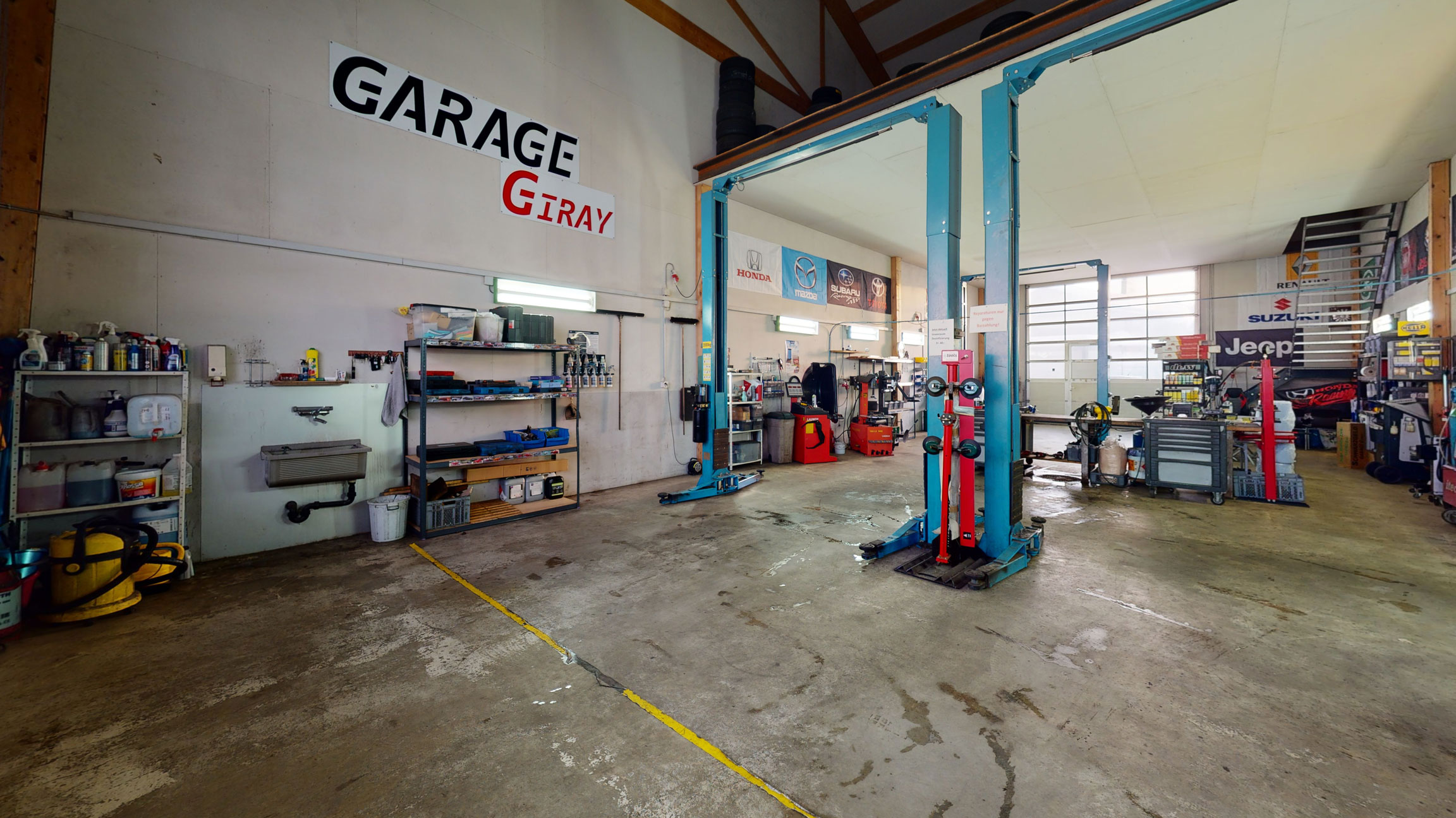 Do-it-yourself-Garage mit Hebebühnen und Werkzeug in Wuppenau